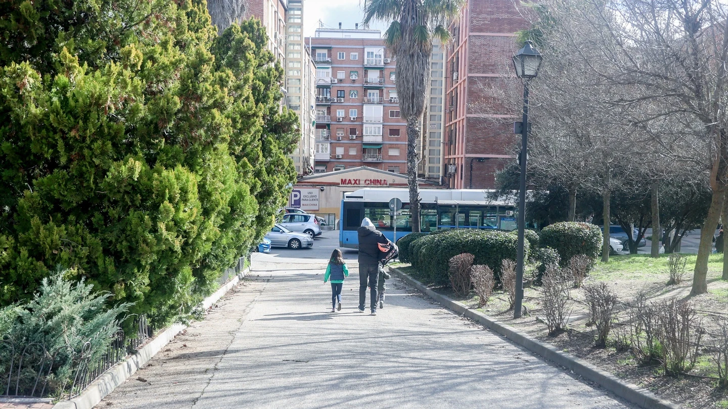 Una niña se va de un parque infantil, a 24 de febrero de 2024, en Madrid (España). Una niña se va de un parque infantil, a 24 de febrero de 2024, en Madrid (España).