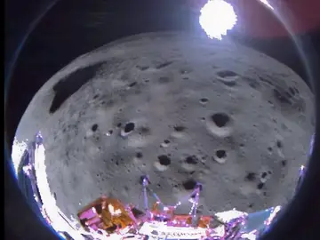 Imagen captada por el módulo Odiseo durante su aproximación al lugar de alunizaje. Imagen captada por el módulo Odiseo durante su aproximación al lugar de alunizaje.