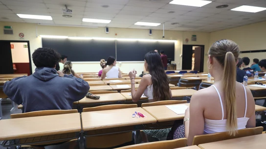 Varios estudiantes en un aula de la Facultad de Matemáticas, antes de comenzar uno de los exámenes de la convocatoria extraordinaria de la Evaluación para el Acceso a la Universidad (EvAU), en la Universidad Complutense de Madrid, a 5 de julio de 2022, en Madrid (España). Varios estudiantes en un aula de la Facultad de Matemáticas, antes de comenzar uno de los exámenes de la convocatoria extraordinaria de la Evaluación para el Acceso a la Universidad (EvAU), en la Universidad Complutense de Madrid, a 5 de julio de 2022, en Madrid (España).