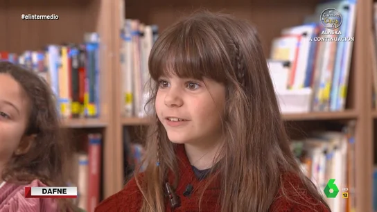 La confesión de una niña a Thais Villas: "Antes tenía una gata, se murió y ahora soy alérgica a los gatos" Los niños y niñas de un colegio conversan con Thais Villas sobre los animales. ¿Cuál es su favorito? ¿Y el que menos les gusta? ¿Cómo son sus mascotas? Sus divertidas respuestas, y la reacción de la reportera de El Intermedio, en este vídeo.