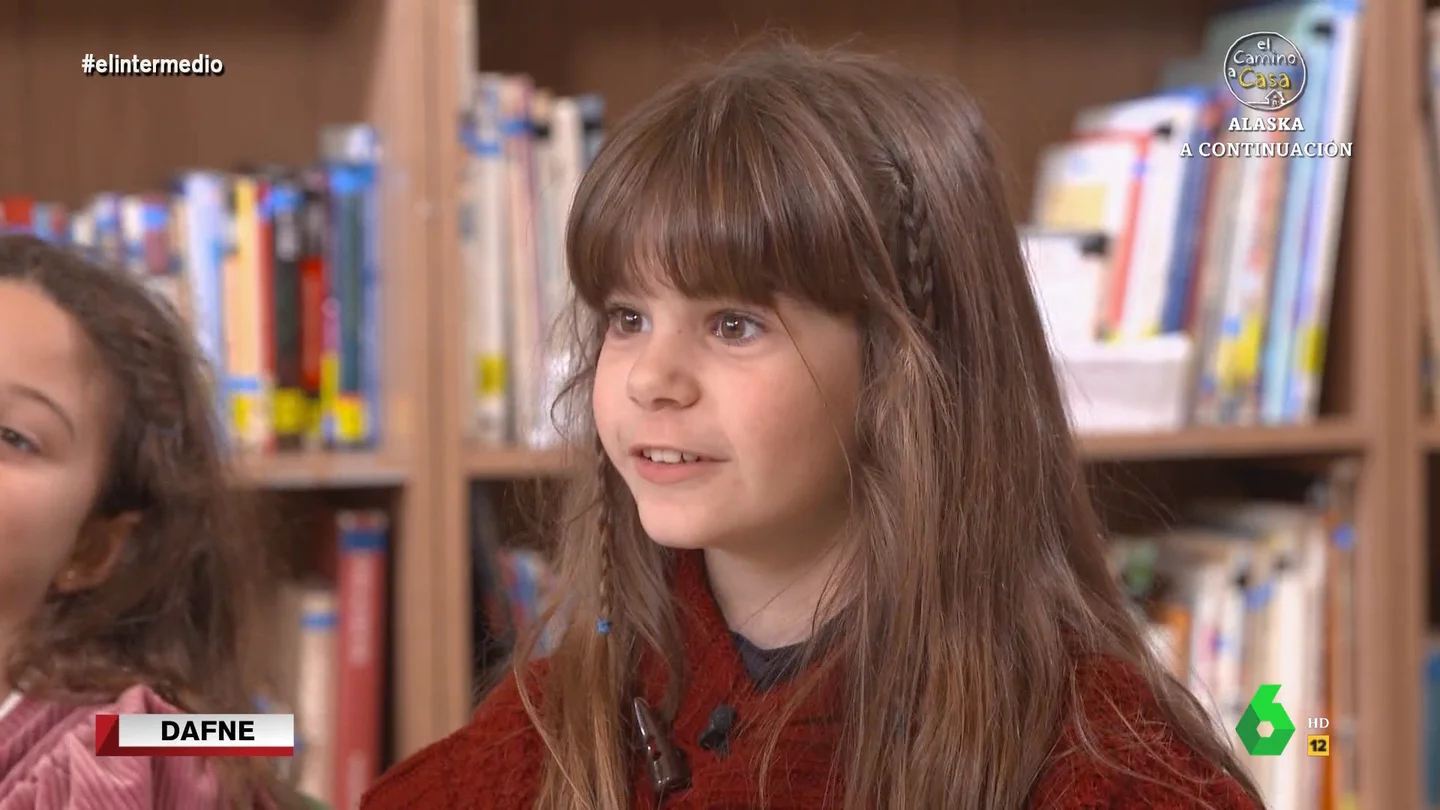 La confesión de una niña a Thais Villas: "Antes tenía una gata, se murió y ahora soy alérgica a los gatos" Los niños y niñas de un colegio conversan con Thais Villas sobre los animales. ¿Cuál es su favorito? ¿Y el que menos les gusta? ¿Cómo son sus mascotas? Sus divertidas respuestas, y la reacción de la reportera de El Intermedio, en este vídeo.