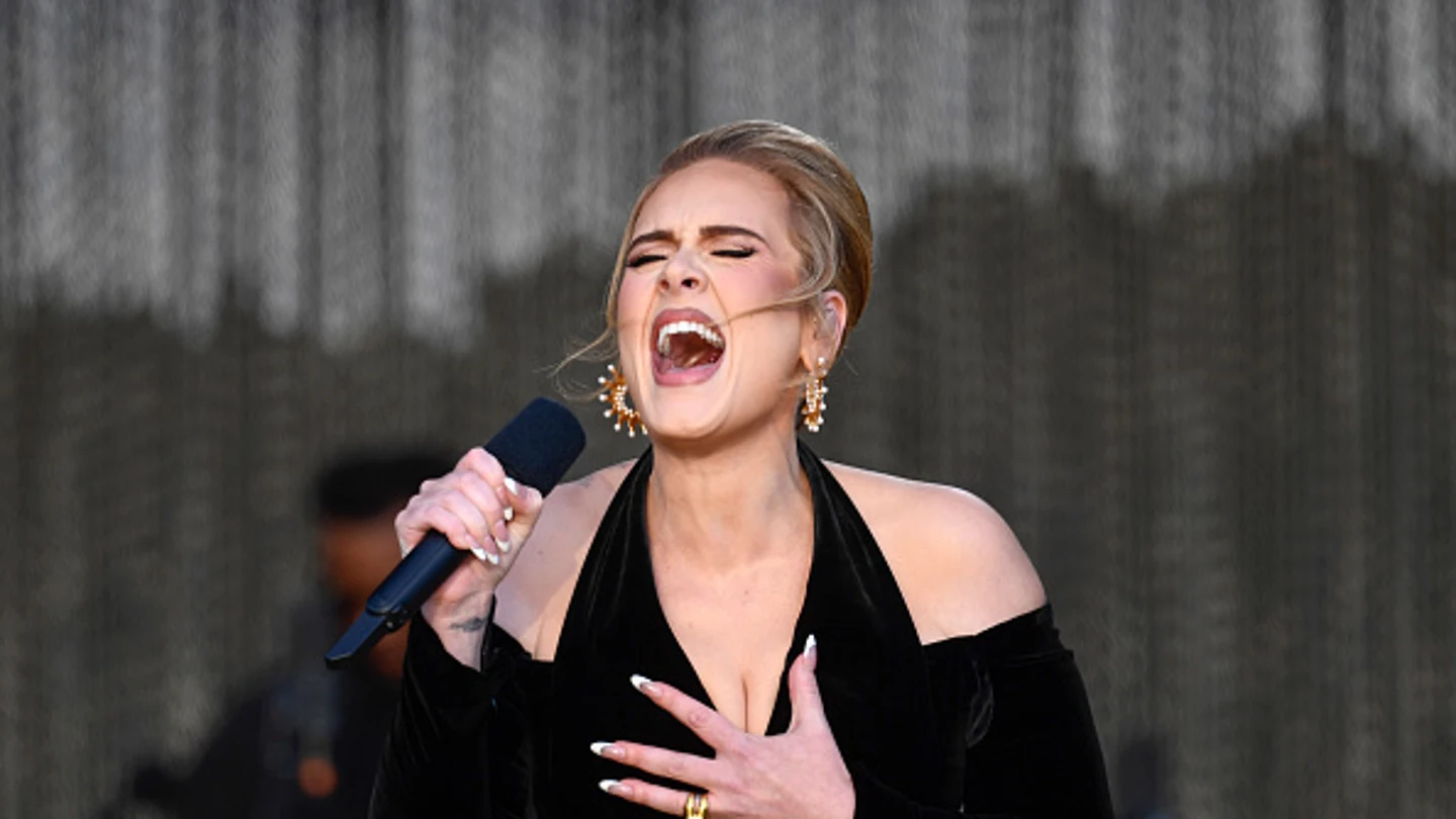 Adele actúa en el escenario de American Express presentando BST Hyde Park. Adele actúa en el escenario de American Express presentando BST Hyde Park.