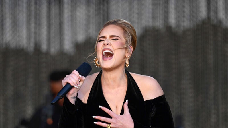 Adele actúa en el escenario de American Express presentando BST Hyde Park.