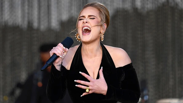 Adele actúa en el escenario de American Express presentando BST Hyde Park.