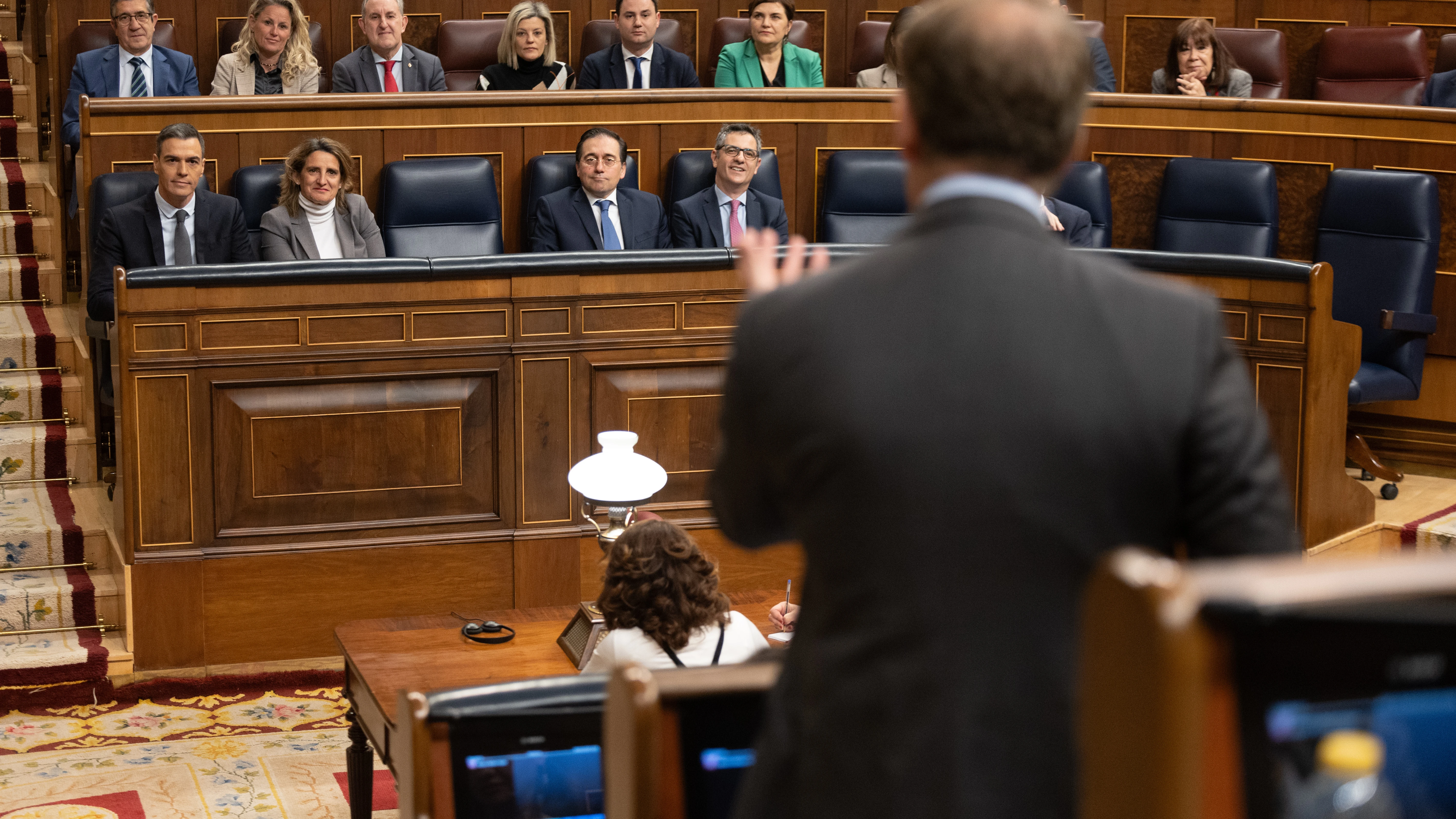 El líder del PP, Alberto Núñez Feijóo, interviene durante la sesión de control al Gobierno tras el estallido del 'caso Koldo' 