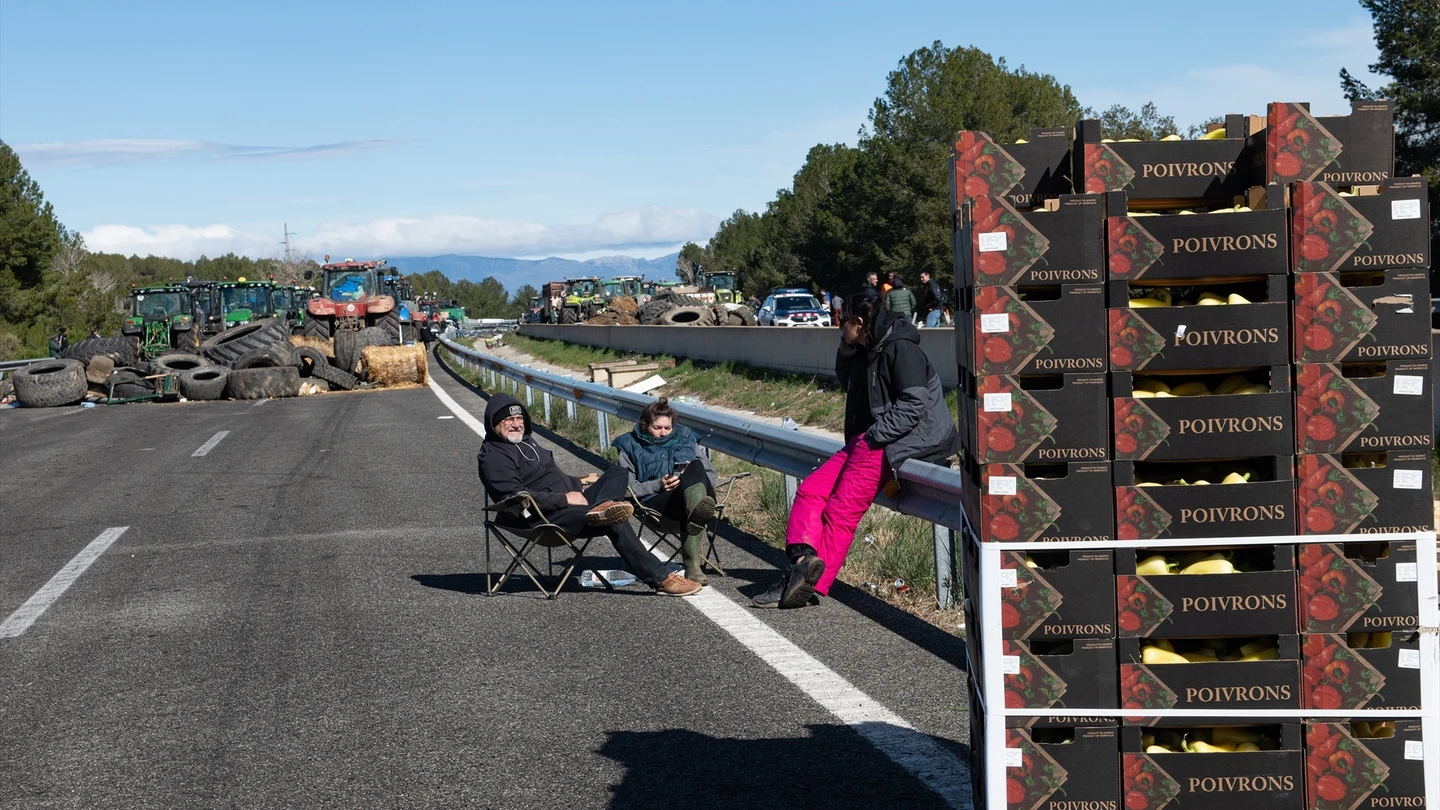 Cajas de pimientos, tomates y judías que los agricultores han sacado de los camiones por no ser de origen español, con el fin de cortar la autopista AP-7 a la altura de Pontós, a 27 de febrero de 2024, en Pontós, Girona, Catalunya (España). Cajas de pimientos, tomates y judías que los agricultores han sacado de los camiones por no ser de origen español, con el fin de cortar la autopista AP-7 a la altura de Pontós, a 27 de febrero de 2024, en Pontós, Girona, Catalunya (España).