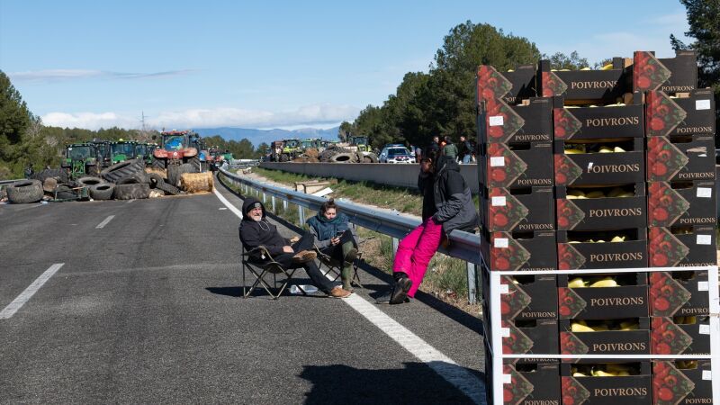 Cajas de pimientos, tomates y judías que los agricultores han sacado de los camiones por no ser de origen español, con el fin de cortar la autopista AP-7 a la altura de Pontós, a 27 de febrero de 2024, en Pontós, Girona, Catalunya (España).