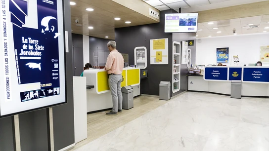 Un hombre es atendido en la oficina de Correos de la calle Conde de Peñalver, a 21 de julio de 2023, en Madrid (España). Un hombre es atendido en la oficina de Correos de la calle Conde de Peñalver, a 21 de julio de 2023, en Madrid (España).
