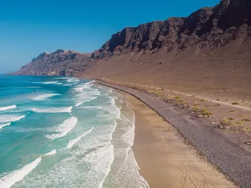 Playa de Famara, en Lanzarote (Islas Canarias) Playa de Famara, en Lanzarote (Islas Canarias)