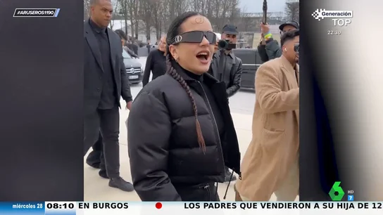 ha apostado por un chaquetón de plumas, con botas de agua y un chándal, "en modo falda de tubo", destaca Tatiana Arús. ha apostado por un chaquetón de plumas, con botas de agua y un chándal, "en modo falda de tubo", destaca Tatiana Arús.