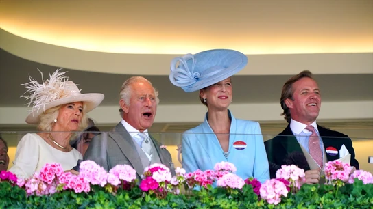 El Rey Carlos III, la Reina Camilla, Lady Gabriella Kingston y Thomas Kingston observan los Wokingham Stakes desde el palco real durante la quinta jornada de la carrera de caballos Royal Ascot en el hipódromo de Ascot. El Rey Carlos III, la Reina Camilla, Lady Gabriella Kingston y Thomas Kingston observan los Wokingham Stakes desde el palco real durante la quinta jornada de la carrera de caballos Royal Ascot en el hipódromo de Ascot.