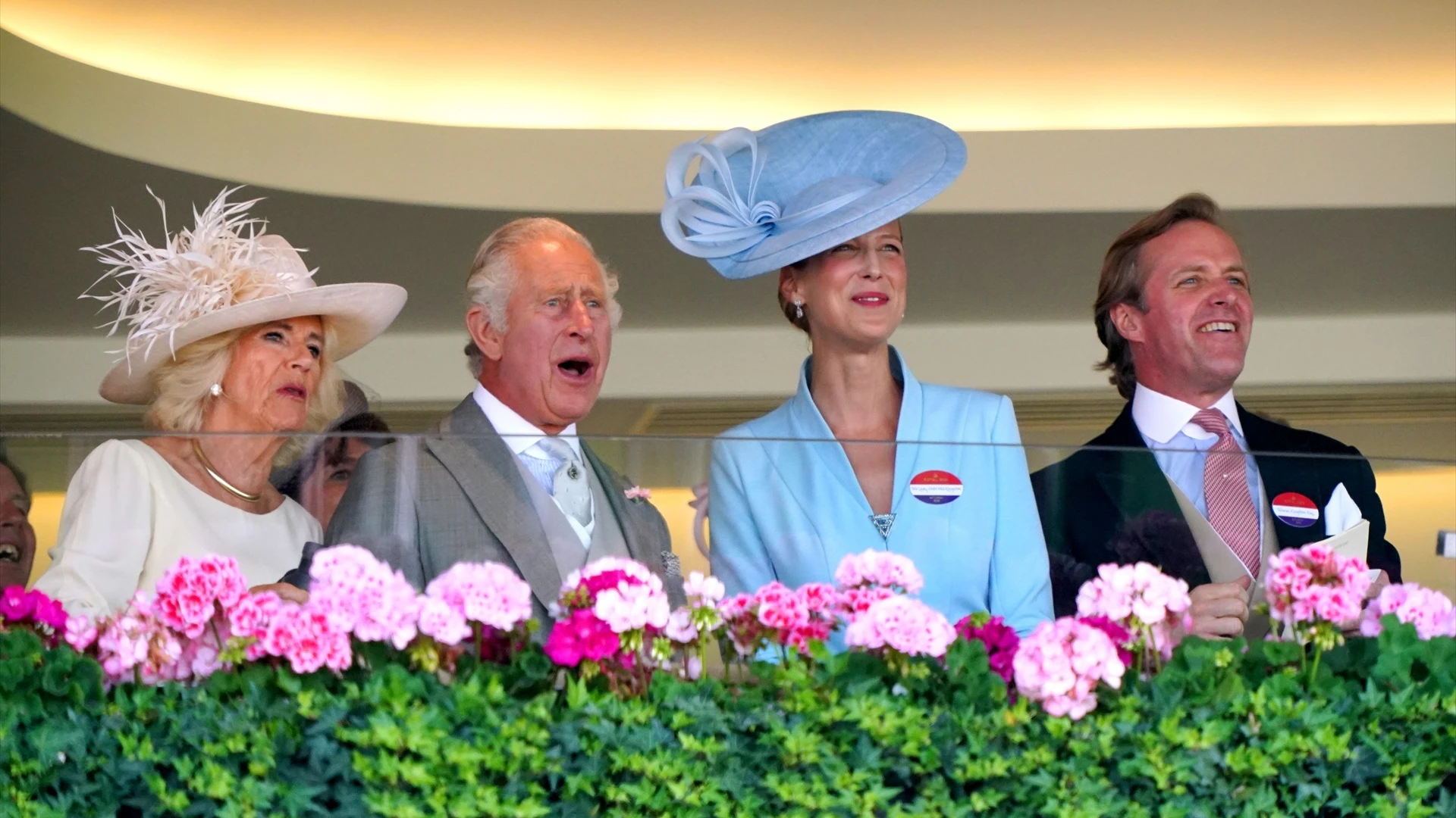 El Rey Carlos III, la Reina Camilla, Lady Gabriella Kingston y Thomas Kingston observan los Wokingham Stakes desde el palco real durante la quinta jornada de la carrera de caballos Royal Ascot en el hipódromo de Ascot.