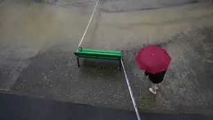 Imagen de archivo de una persona con paraguas. 