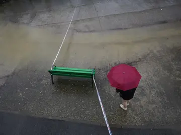 Imagen de archivo de una persona con paraguas. 