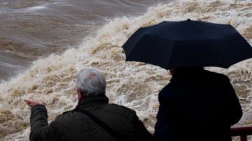 Varias personas observan el paso del río Ebro desbordado, a 28 de febrero de 2024, en Logroño, La Rioja