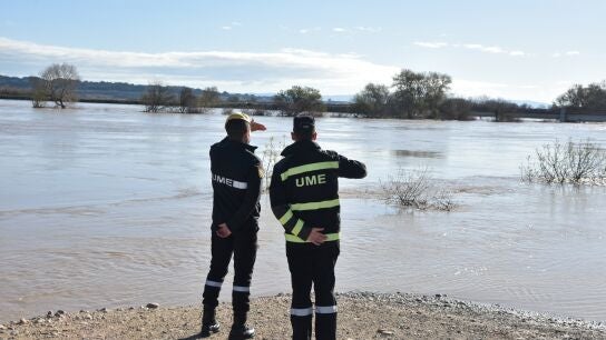 Efectivos de la UME observan la situaci&oacute;n en la Ribera Alta del Ebro
