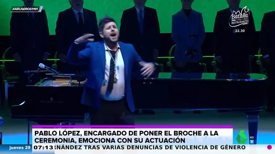 La emotiva interpretación de Pablo López del himno de Andalucía con final a capela y acompañado por el público La emotiva interpretación de Pablo López del himno de Andalucía con final a capela y acompañado por el público