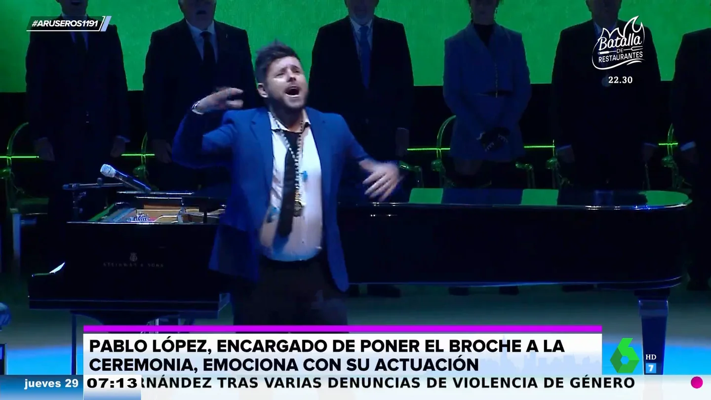 La emotiva interpretación de Pablo López del himno de Andalucía con final a capela y acompañado por el público La emotiva interpretación de Pablo López del himno de Andalucía con final a capela y acompañado por el público