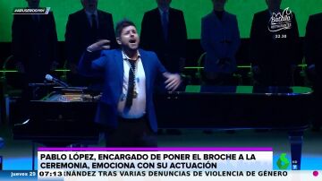 La emotiva interpretación de Pablo López del himno de Andalucía con final a capela y acompañado por el público