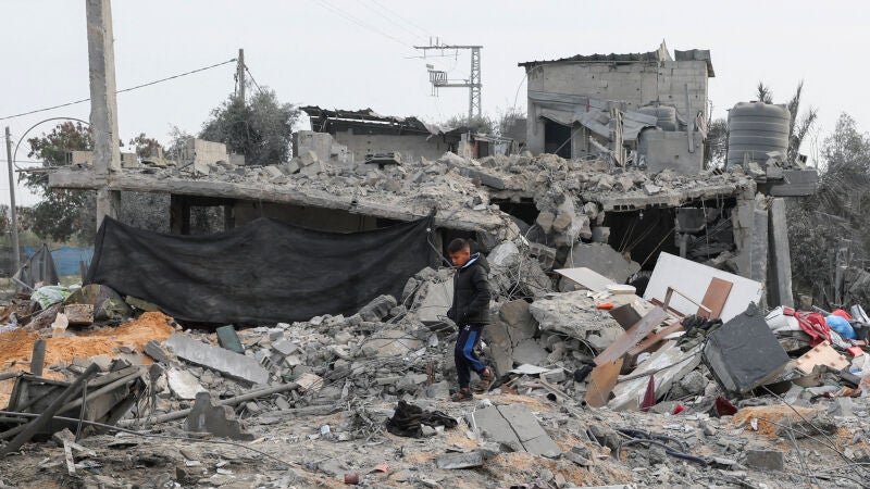 Un niño palestino camina entre los restos de una vivienda devastada por un ataque israelí en Rafah, Gaza