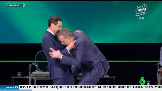 El divertido gesto de Juan y Medio al recibir la medalla de Andalucía: así se agacha ante Juanma Moreno para ponerse a su altura El divertido gesto de Juan y Medio al recibir la medalla de Andalucía: así se agacha ante Juanma Moreno para ponerse a su altura