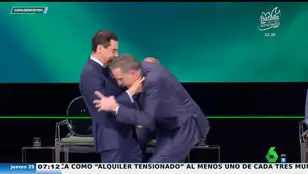 El divertido gesto de Juan y Medio al recibir la medalla de Andalucía: así se agacha ante Juanma Moreno para ponerse a su altura