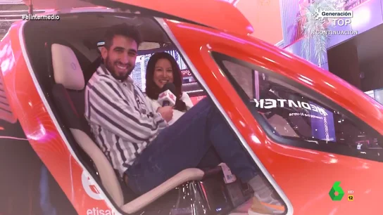 La 'proposición' a Isma Juárez en el stand de un dron taxi en el Mobile World Congress Isma Juárez visita el Mobile World Congress en busca de la tecnología más vanguardista y se encuentra con un "vehículo aéreo autónomo" que no necesita piloto. "¿Te lleva a casa borracho?", le pregunta el reportero a la responsable en este vídeo.