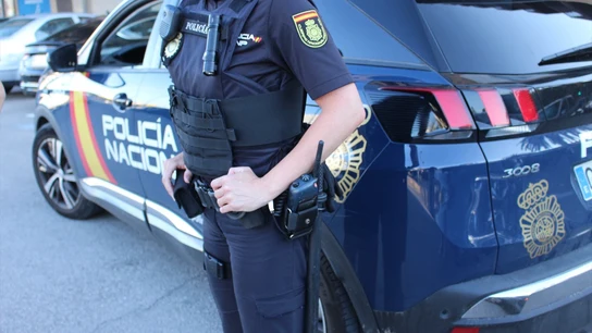 Un agente de Policía junto a su vehículo oficial, en una imagen de archivo Un agente de Policía junto a su vehículo oficial, en una imagen de archivo
