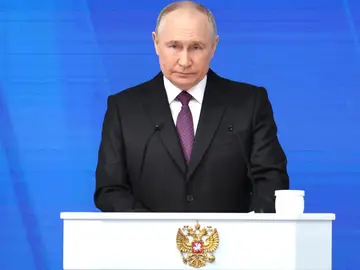 El Presidente de Rusia, Vladimir Putin, pronuncia su discurso anual sobre el estado de la nación en el centro de conferencias Gostiny Dvor.