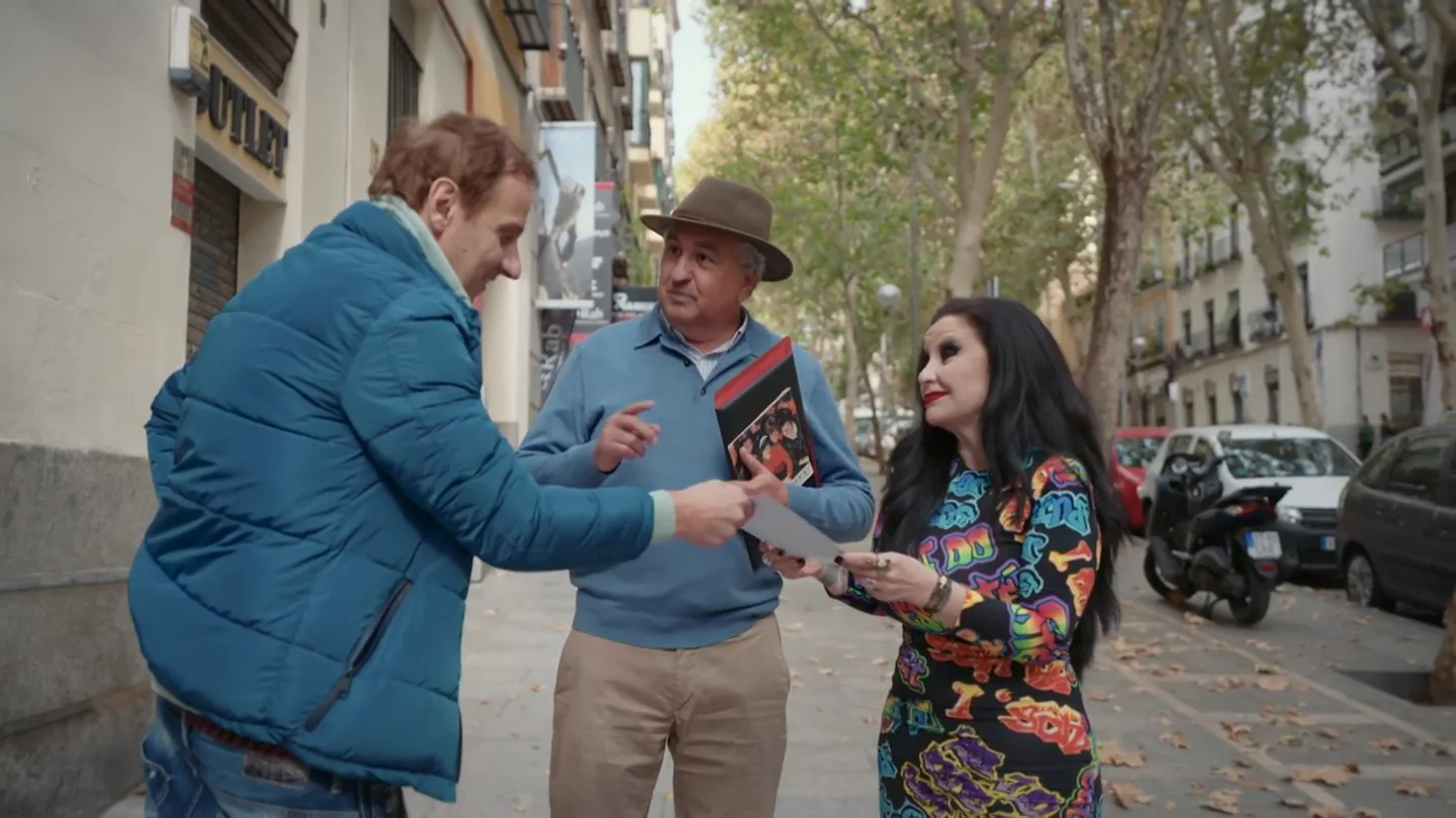 Alaska recuerda con un amigo cuando iban "a beber litronas al Parque del Oeste": "Yo nunca he bebido, por si lo oyen mis nietos" Alaska recuerda con un amigo cuando iban "a beber litronas al Parque del Oeste": "Yo nunca he bebido, por si lo oyen mis nietos"