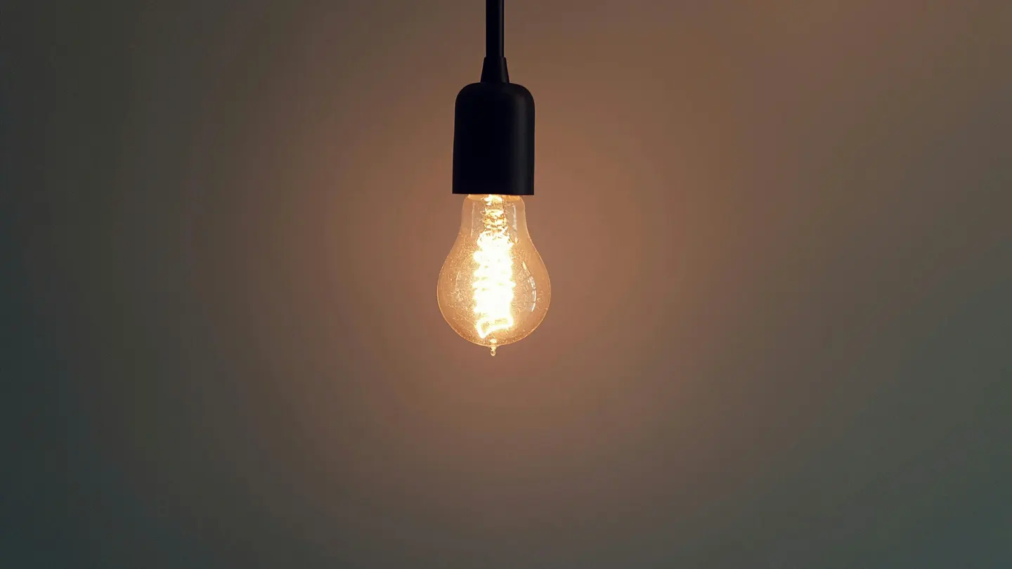 Imagen de archivo de una bombilla El IVA de la luz subirá de nuevo al 21% a partir de marzo
