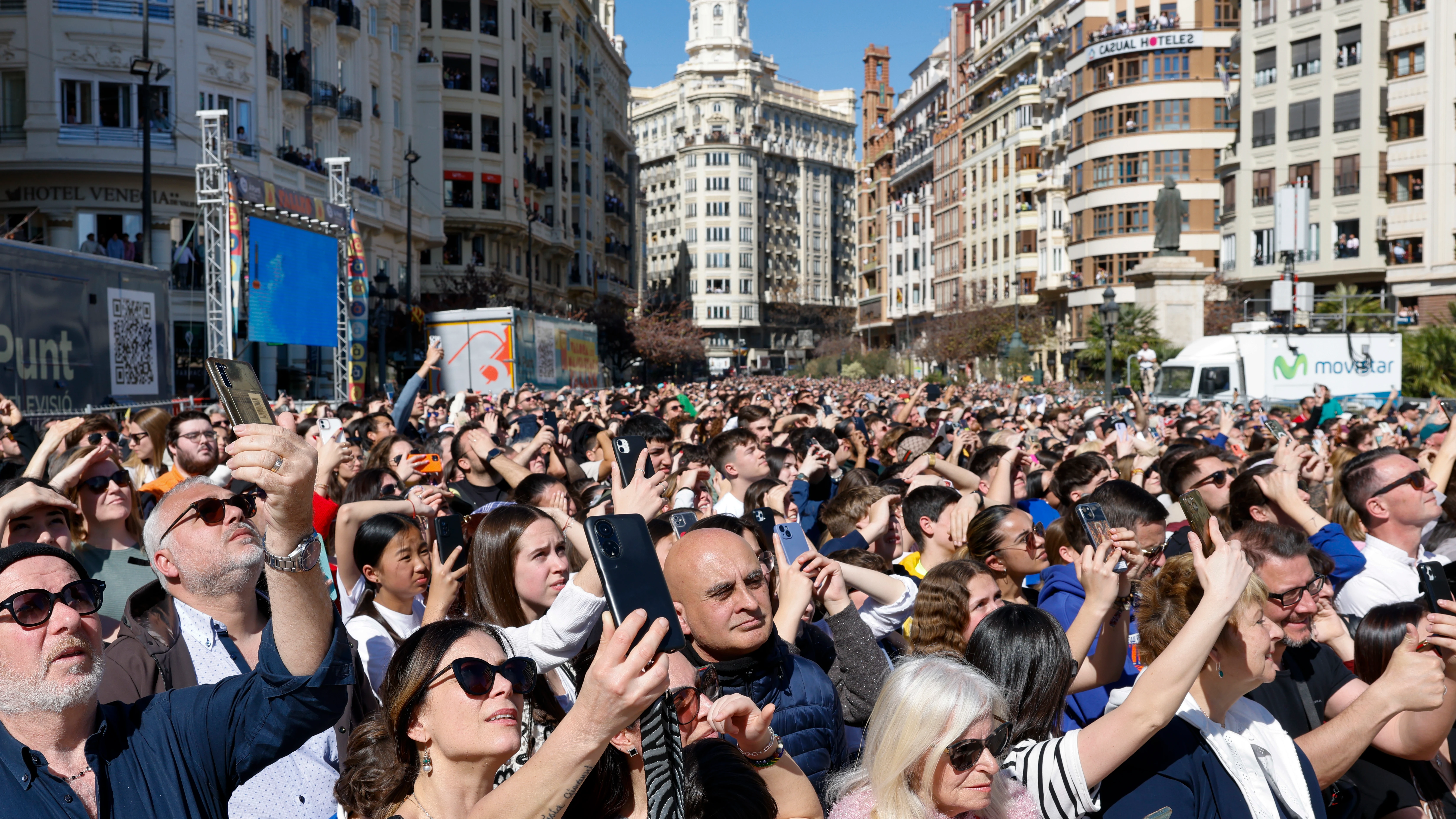 na multitud asiste a la mascletà disparada este viernes en la plaza del ayuntamiento, a cargo de Pirotècnia Peñarroja, la primera de las diecinueve que harán retumbar la ciudad cada día, a las dos en punto de la tarde, hasta San José para celebrar las Fallas.