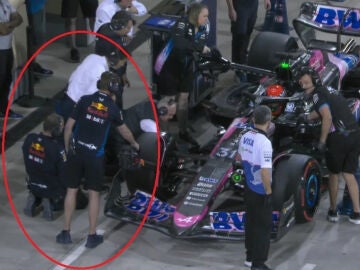 Un mec&aacute;nico de Red Bull ayuda a refrigerar el Alpine de Esteban Ocon