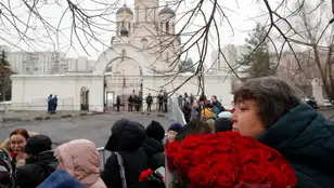 Rusos frente a la Iglesia donde se celebra el funeral de Navalni