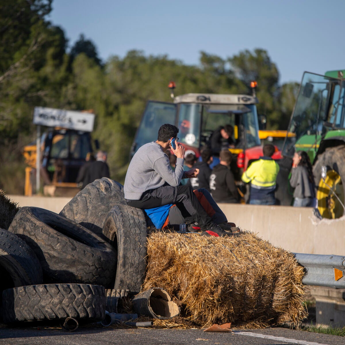 Los agricultores cambian los cortes en carreteras por marchas