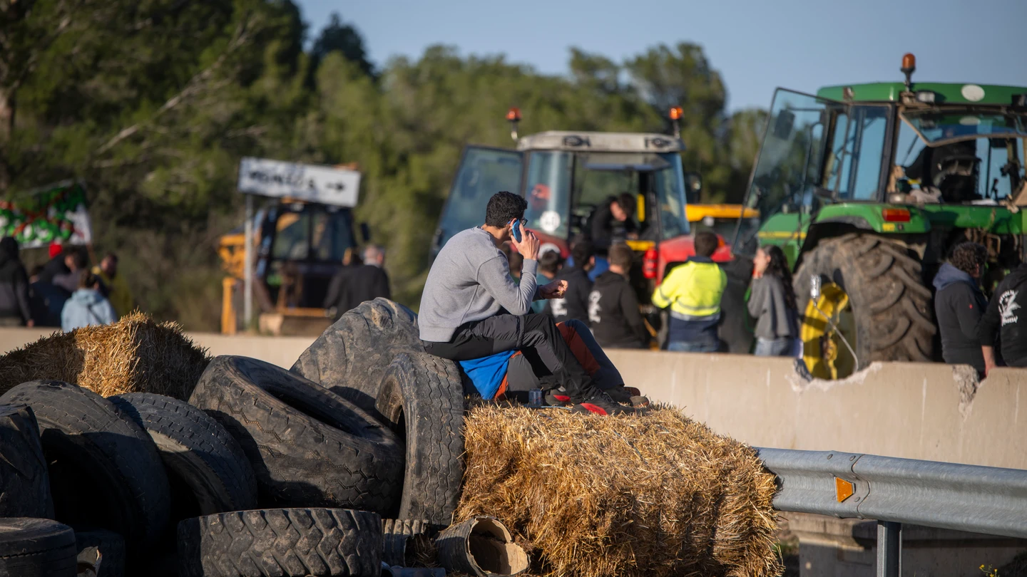 Los agricultores continúan los cortes de carretera en la autopista AP-7 a la altura de Pontós, a 29 de febrero de 2024, en Pontós, Girona, Catalunya (España). Los agricultores continúan los cortes de carretera en la autopista AP-7 a la altura de Pontós, a 29 de febrero de 2024, en Pontós, Girona, Catalunya (España).