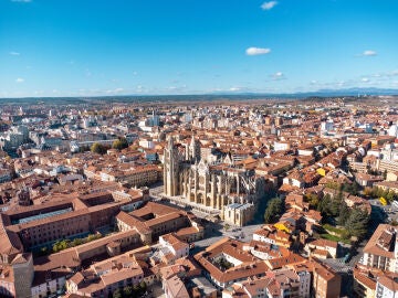 Ciudad de León y la catedral vista desde el cielo