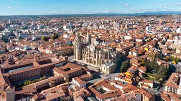 Ciudad de León y la catedral vista desde el cielo