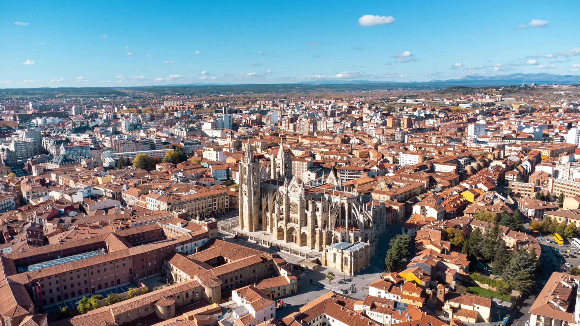 Ciudad de León y la catedral vista desde el cielo Ciudad de León y la catedral vista desde el cielo