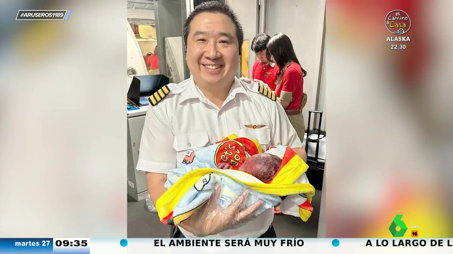 ARÚS: Un piloto de avión ayuda a una mujer a dar a luz en pleno vuelo ARÚS: Un piloto de avión ayuda a una mujer a dar a luz en pleno vuelo