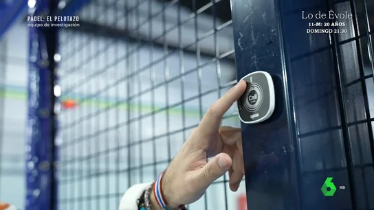 Las lujosas diferencias entre una pista de pádel en Dubái y en España Carmen Rocío Díaz, monitora de pádel en Dubái, acompaña a Equipo de Investigación por las lujosas instalaciones de su club de pádel y desvela cómo son sus condiciones laborales: "Ahorro perfectamente 3.000 euros al mes y libro solo un día".