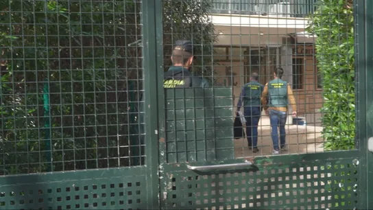 Agentes acceden a la vivienda del menor fallecido en Magaluf. Agentes acceden a la vivienda del menor fallecido en Magaluf.