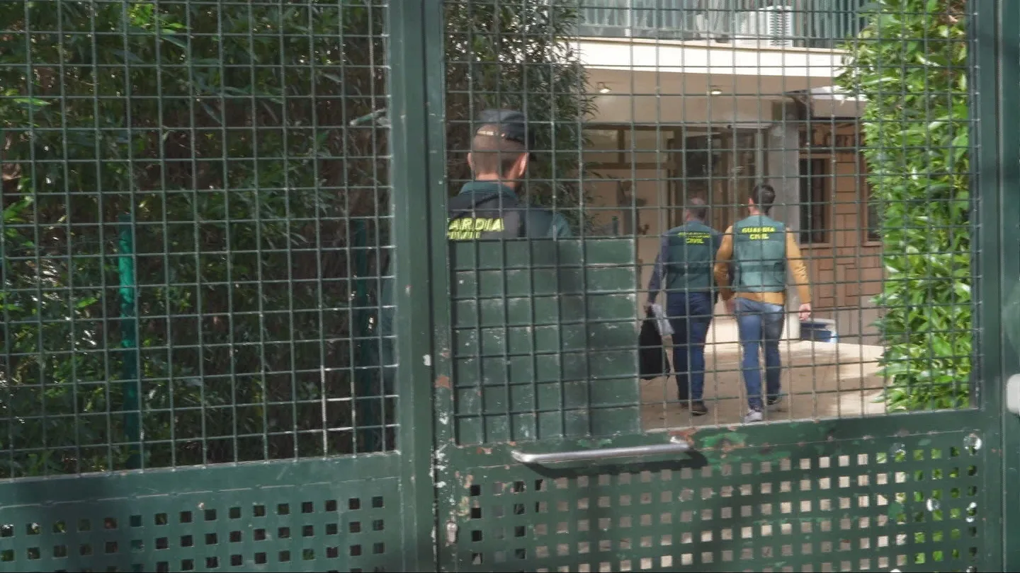 Agentes acceden a la vivienda del menor fallecido en Magaluf. Agentes acceden a la vivienda del menor fallecido en Magaluf.