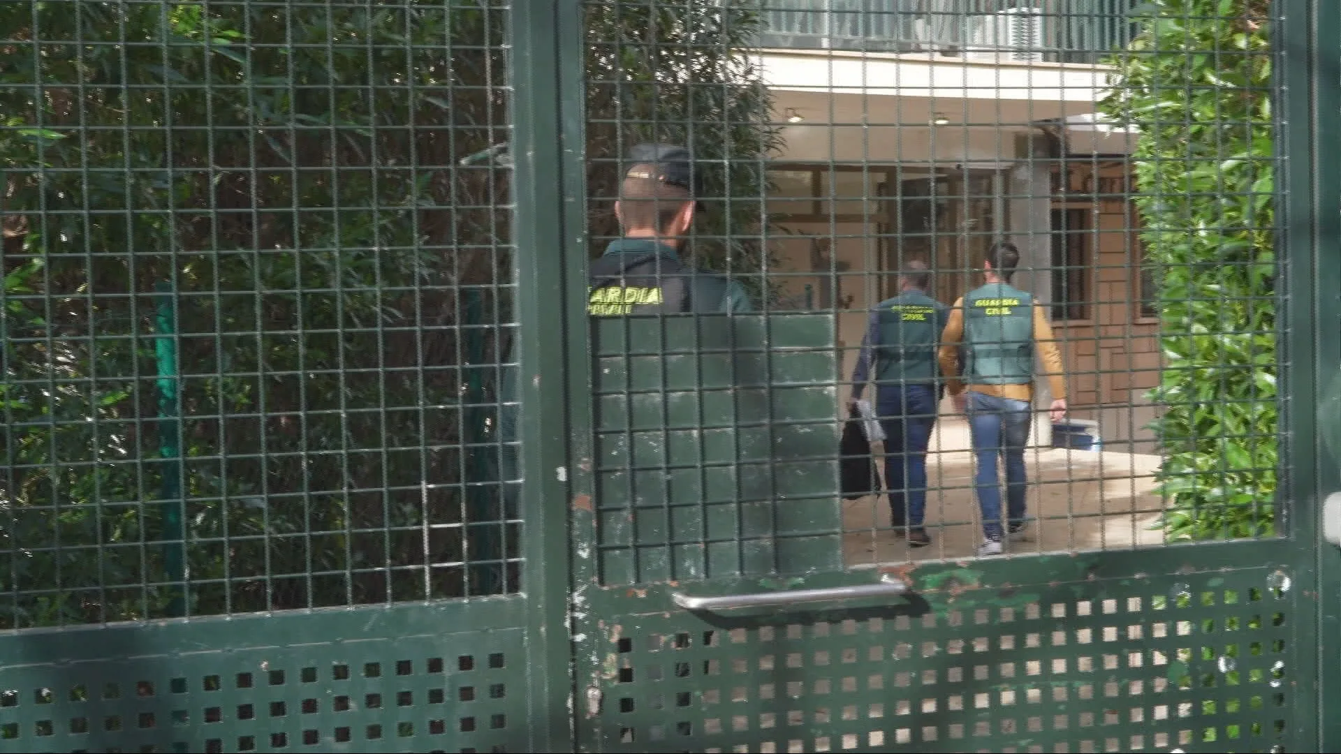Agentes acceden a la vivienda del menor fallecido en Magaluf.