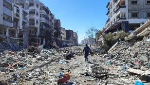  Personas inspeccionan los daños y recuperan artículos de sus hogares tras los ataques aéreos israelíes en el barrio de Al-Zaytoun en la ciudad de Gaza