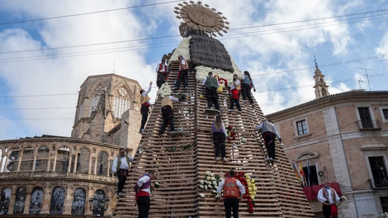La Ofrenda floral de las Fallas de Valencia de 2023 Vista de la Mare de Déu dels Desamparats durante el desfile de la Ofrenda Floran de las Fallas de 2023