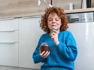 Mujer comiendo chocolate Mujer comiendo chocolate