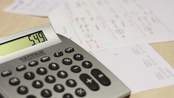Imagen de archivo de una calculadora y facturas