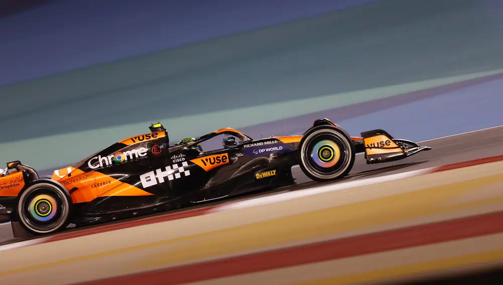 Los McLaren se aprovecharon de la falta de ritmo de Alonso con el AMR24