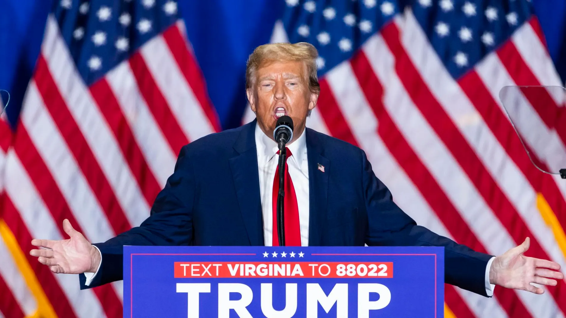 El expresidente estadounidense Donald Trump habla con sus partidarios durante un mitin de campaña del &#39;Super Martes&#39; en Richmond, Virginia